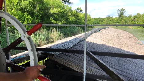 barco de vela en el lago pantanoso