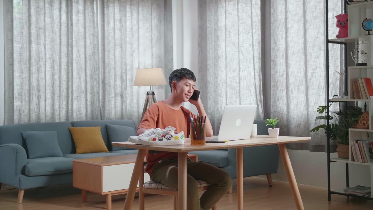 집에서 일하는 젊은 남자