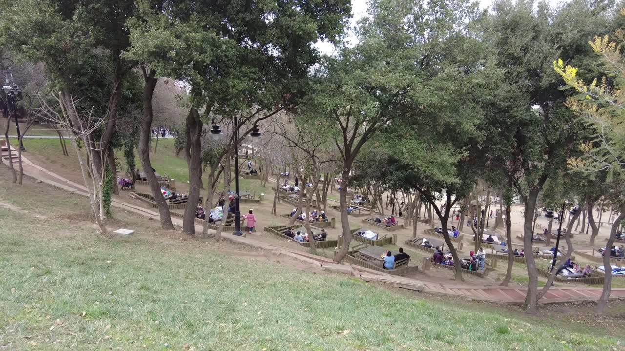 área de picnic en el parque con personas relajadas