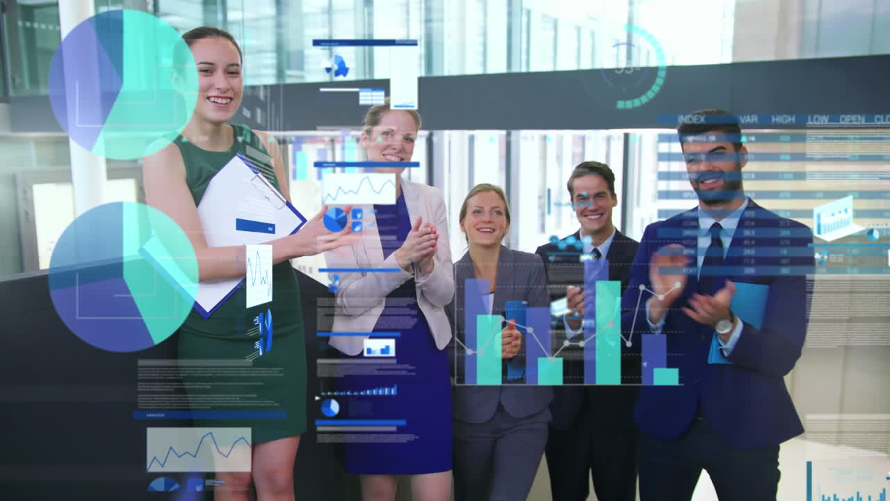 다양한 남성과 여성 비즈니스 동료가 사무실에서 손을 박는 데이터의 애니메이션