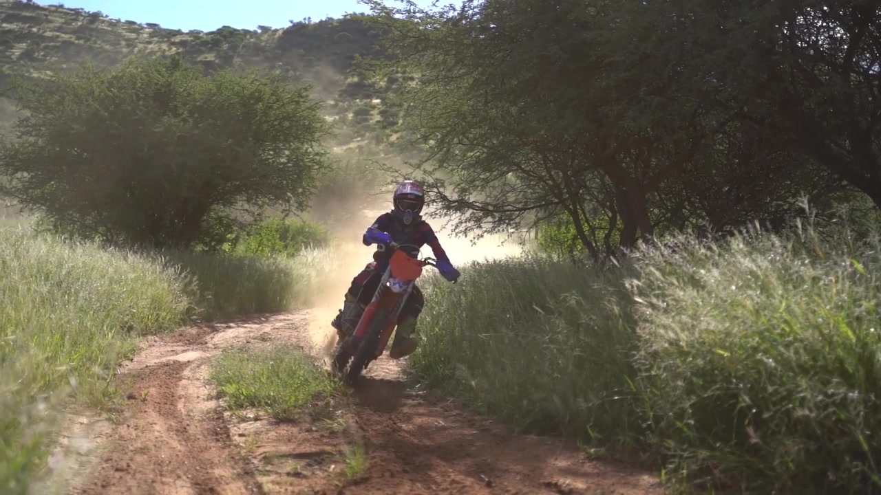 Motociclisti da cross che gareggiano in curva.