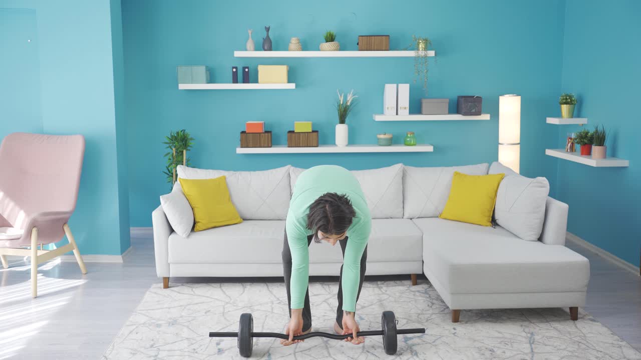 우스 ⁇ 스럽고 비만한 스포츠맨이 무게를 들어올리면서 허리를 다치게 합니다.