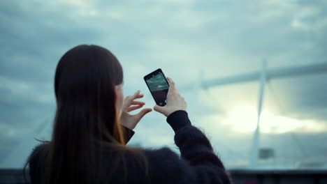 Frau-Macht-Ein-Foto-Mit-Dem-Handy-Auf-Der-Straße.-Brünettes-Mädchen,-Das-Smartphone-Benutzt