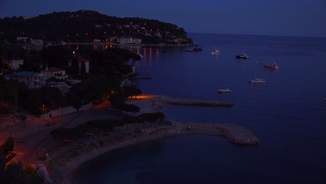 Hoher-Winkel-über-Frankreichs-Erstaunlicher-Côte-D&#39;Azur-Bei-Nacht-1