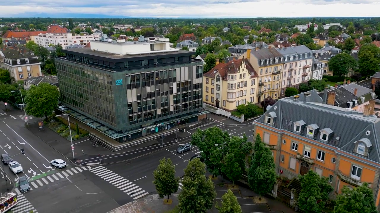 4K luchtdronevideo van de gebouwen nabij het treinstation in Colmar, Frankrijk.