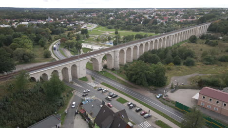 vista aérea del histórico viaducto ferroviario sobre el río bobr