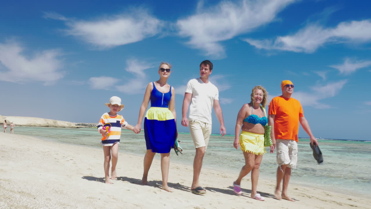 Familia disfrutando de un agradable paseo por la playa.