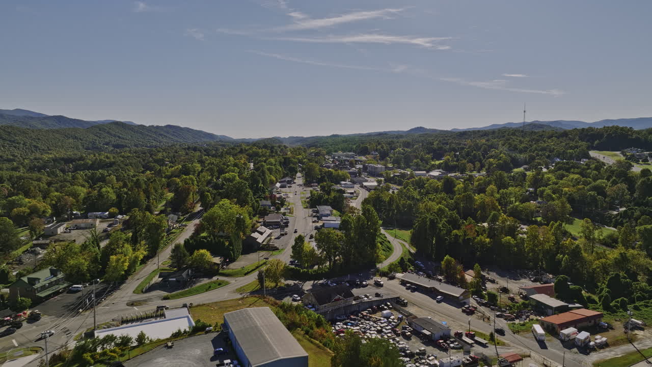 blue ridge georgia aerial v1 drone flyover ciudad encantadora aislada capturando un hermoso paisaje verde exuberante y el paisaje montañoso circundante en un día soleado - filmado con mavic 3 cine - octubre 2022