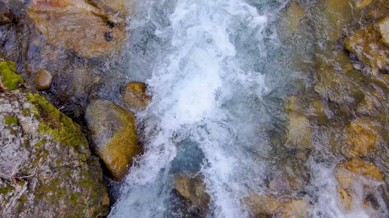 Osservando l'acqua del fiume scorrere via, poi volando dritto verso l'alto per ottenere una vista a volo d'uccello.