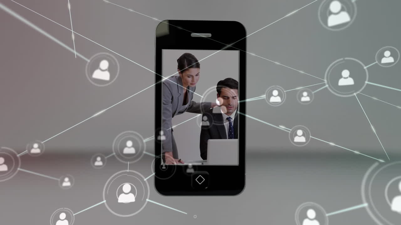 animación de iconos conectados sobre diversos empresarios discutiendo informes en la computadora portátil en la oficina.