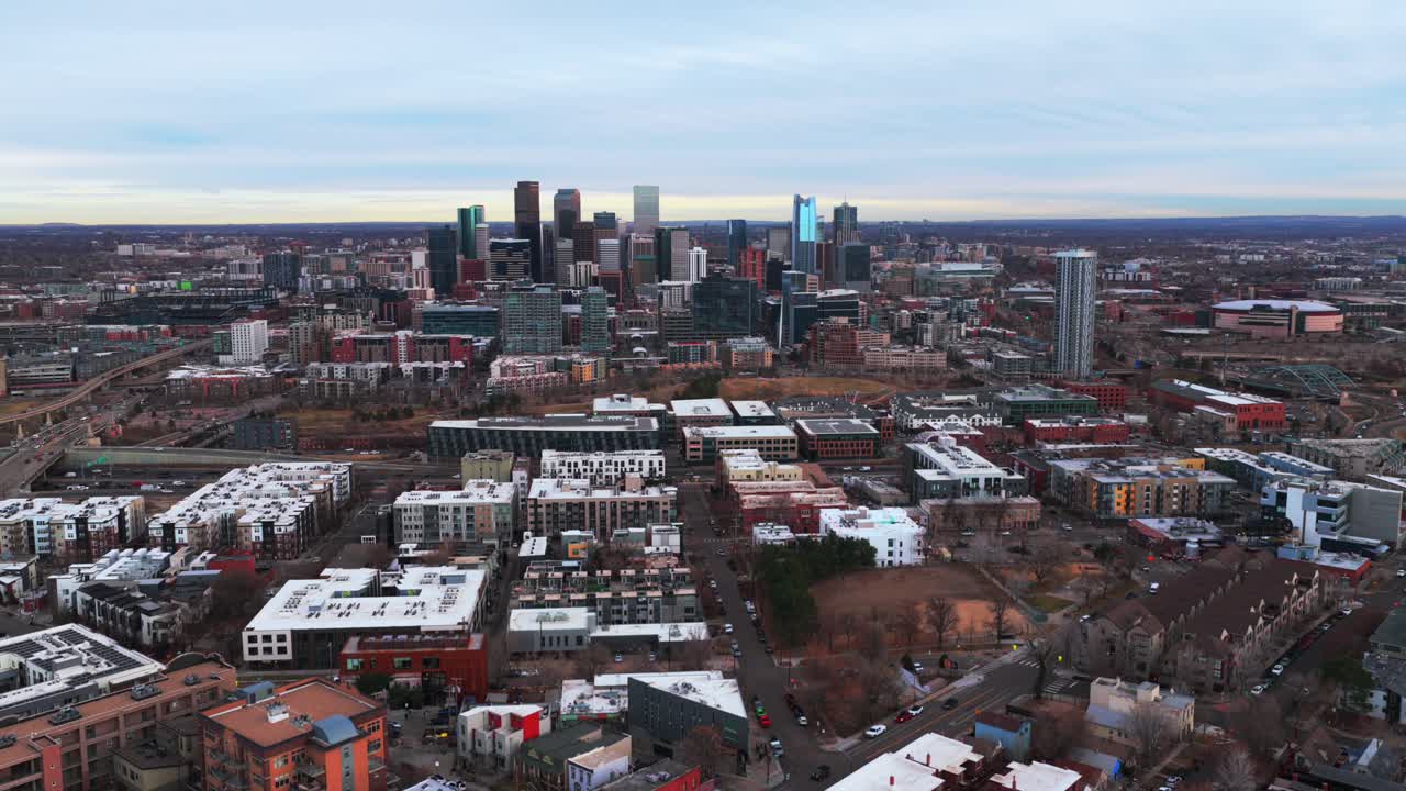 Downtown Denver, skyline di Lodo, grattacieli, edifici, inverno, Colorado, drone aereo, Highlands Park, cielo grigio, tramonto, interstate i25, traffico, auto, autostrada, Front Range, Montagne Rocciose, in avanti, in alto