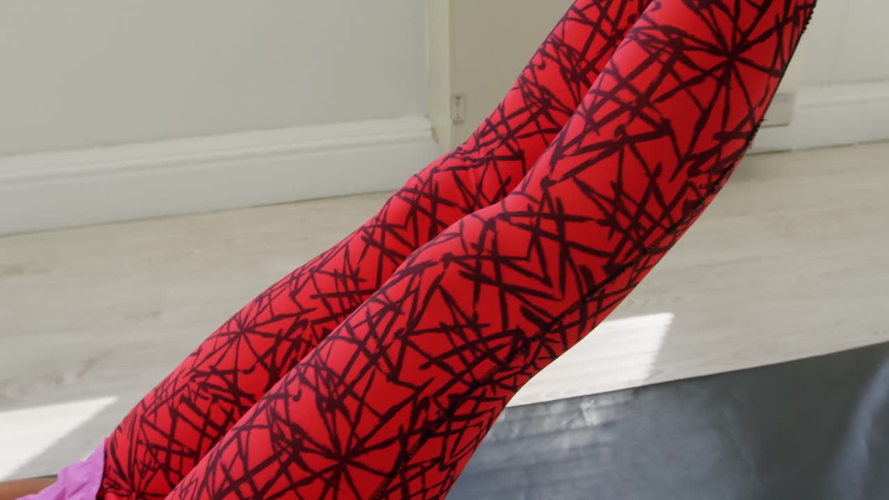 mujer meditando en un columpio en un gimnasio 4k