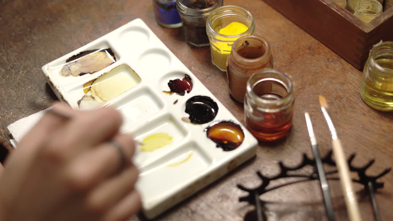 crop luthier는 바니쉬 색을 혼합합니다.