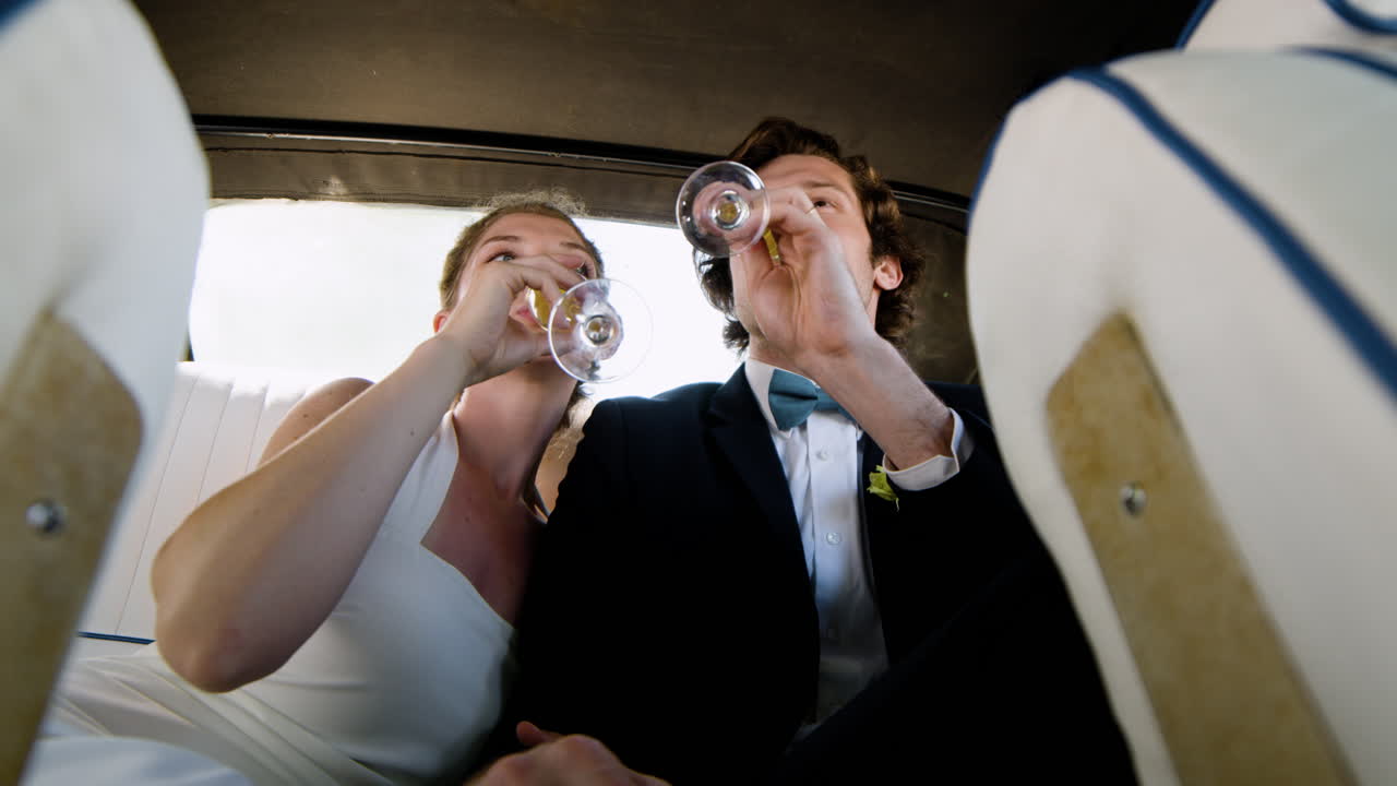 그냥 결혼한 커플이 차에 앉아있어요