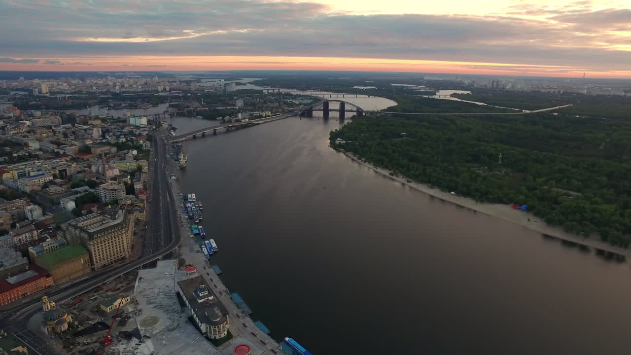 Panorama cittadino su un paesaggio con cielo dorato. Vista aerea del tramonto serale nel cielo