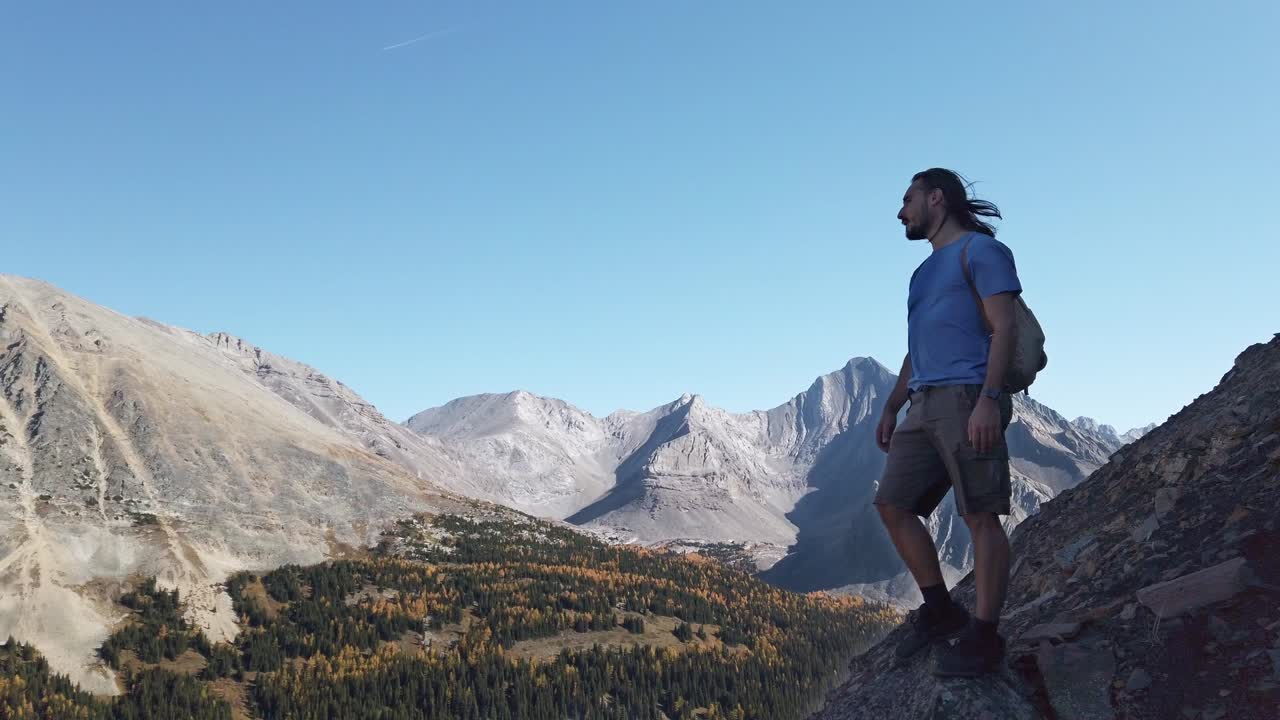 caminante mirando la cordillera suspirando en un círculo kananaskis alberta canada