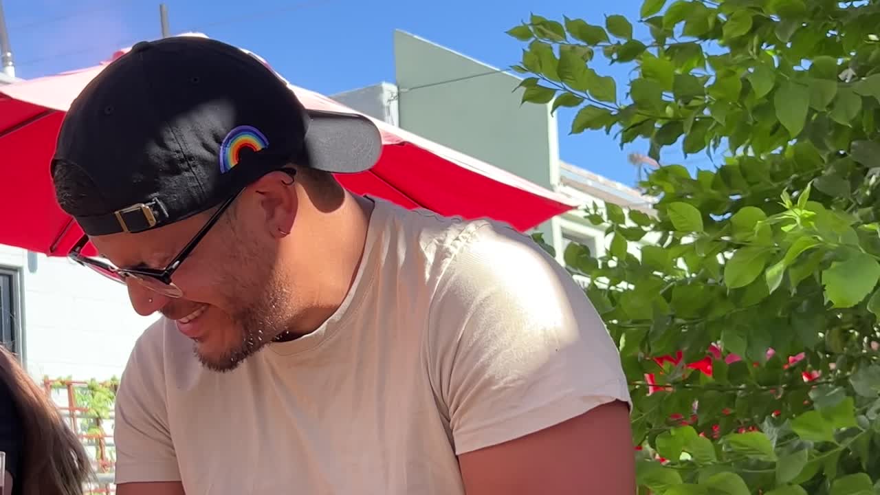 밖에 있는 동안 웃고 있는 게이 혼혈 남자