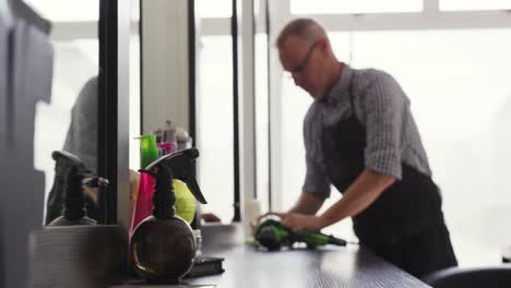 Distant-view-hairdresser-cleaning-the-room