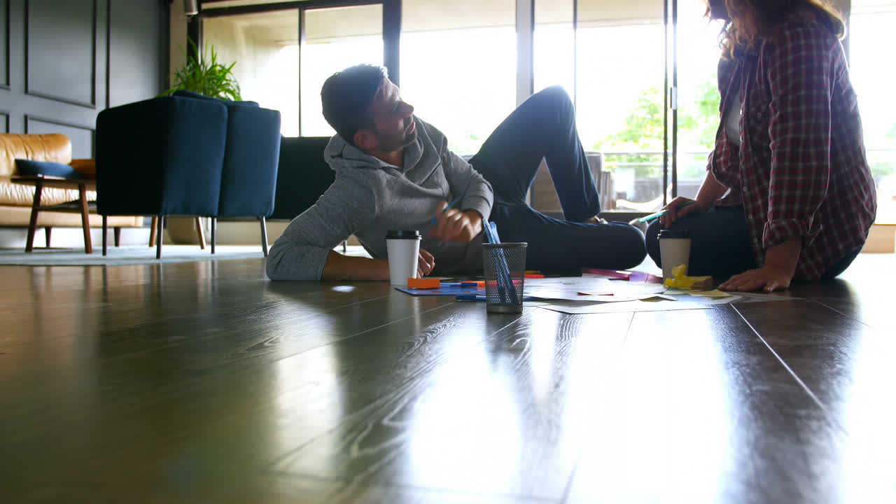 경영진들이 4k 층에서 문서를 논의하고 있습니다.