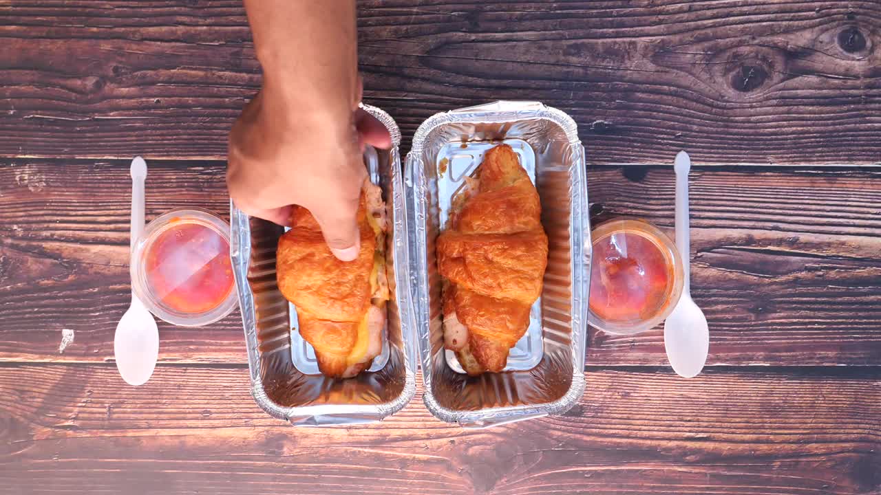 sándwiches de croissant en envases de aluminio
