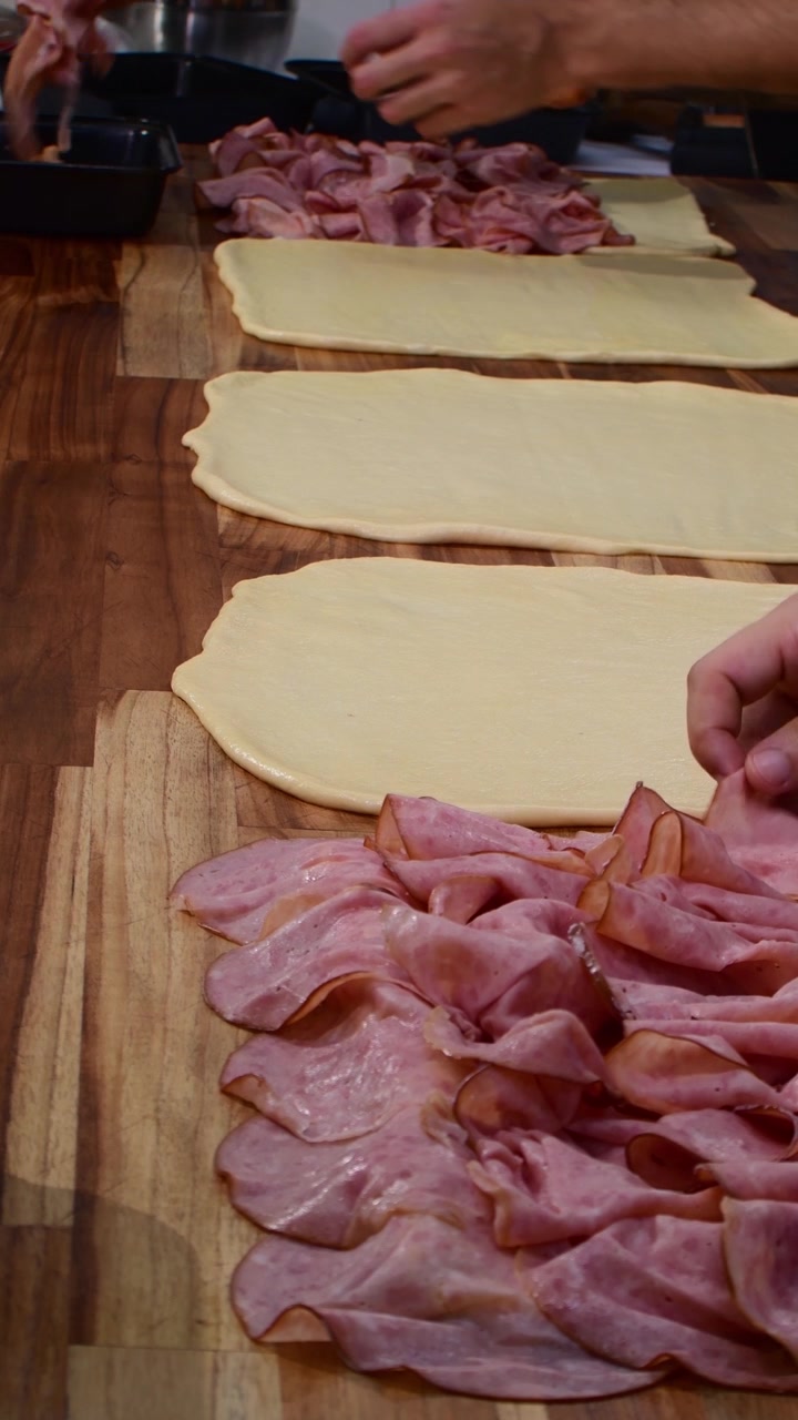 Vista verticale: si posiziona il prosciutto sull'impasto per assemblare i pan de jamon.