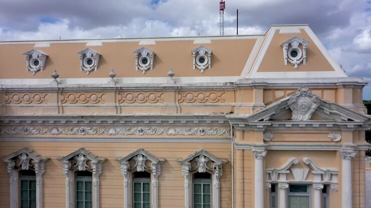 Ripresa aerea con avvicinamento della dimora museo Palacio Cantón sul Paseo de Montejo a Mérida, Yucatán, Messico