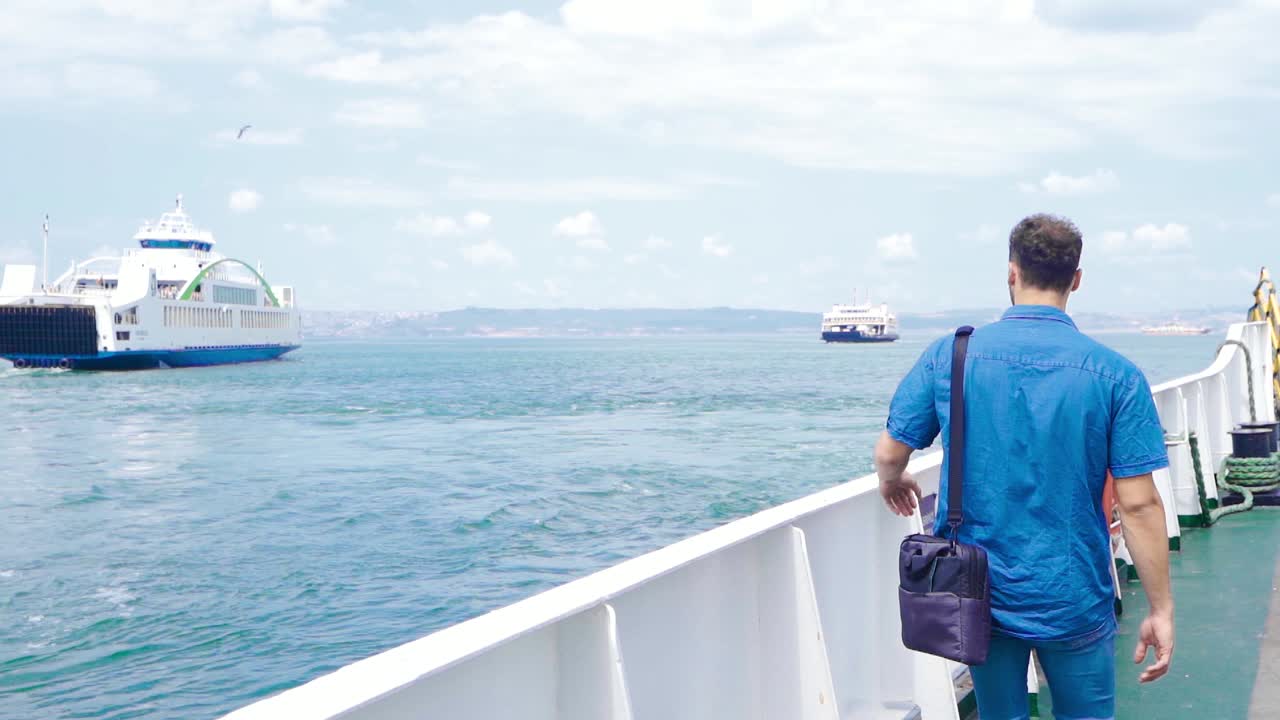 caminando por la nave en cámara lenta.