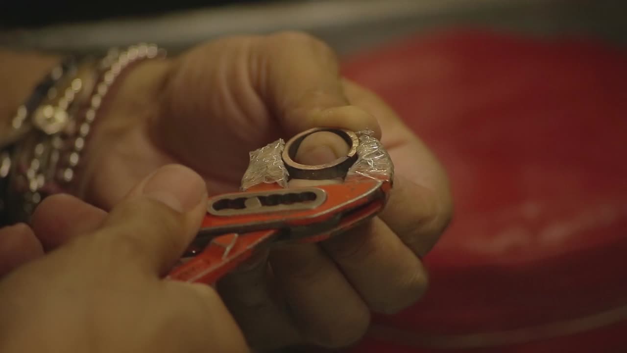 orfebre italiano en el trabajo construyendo un compromiso o un anillo de bodas