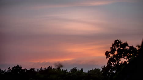 Timelapse-De-ángulo-Bajo-De-Colorida-Puesta-De-Sol-Con-Nubes-De-Velo-En-Verano