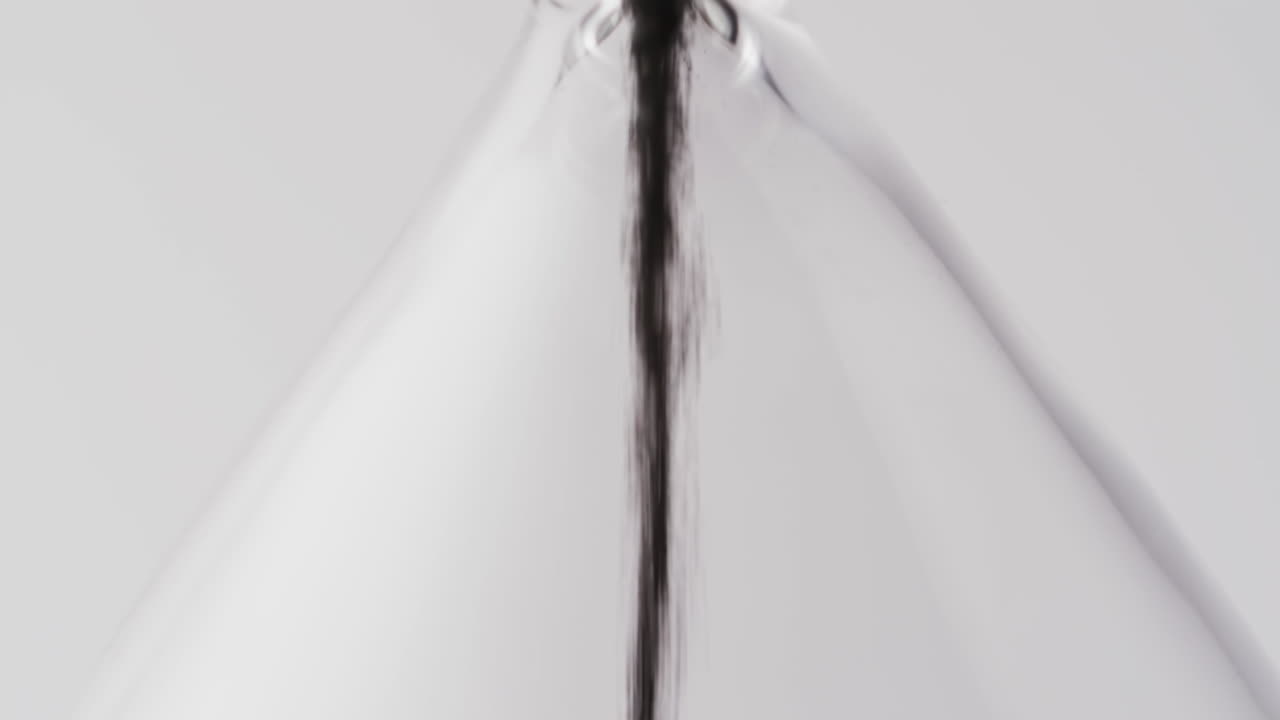 모래 를  ⁇ 는 모래 시계 의 클로즈업 영상,  ⁇  배경 에 있는 공간 을 복사