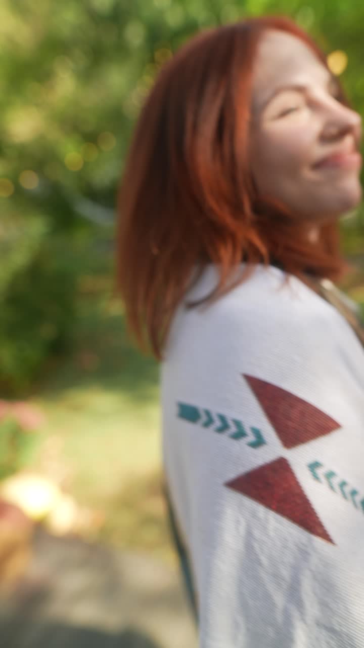 mujer con suéter al aire libre