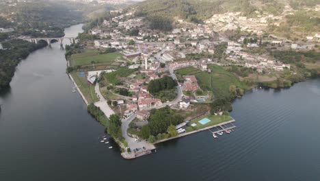 Entre-os-rios-Stadt-Am-Wasser-über-Den-Fluss-Duero-Und-Steinbrücke-Brücke-Im-Hintergrund