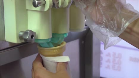 haciendo un cono de helado de chocolate de menta