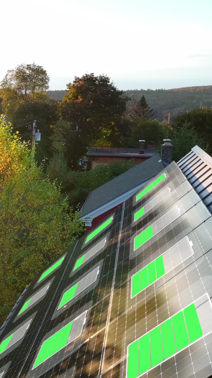 Solpaneler på et amerikansk hus ved solnedgang med en 3D-batteriopladningsanimation. Koncept for ren energilagring og hjemmestrøm.