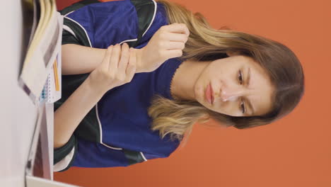 el video vertical de la muñeca de la joven usando una computadora portátil duele.