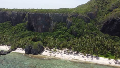 vista aérea de la costa rocosa en cabo samaná junto a la playa frontón cerca de las galeras en la república dominicana