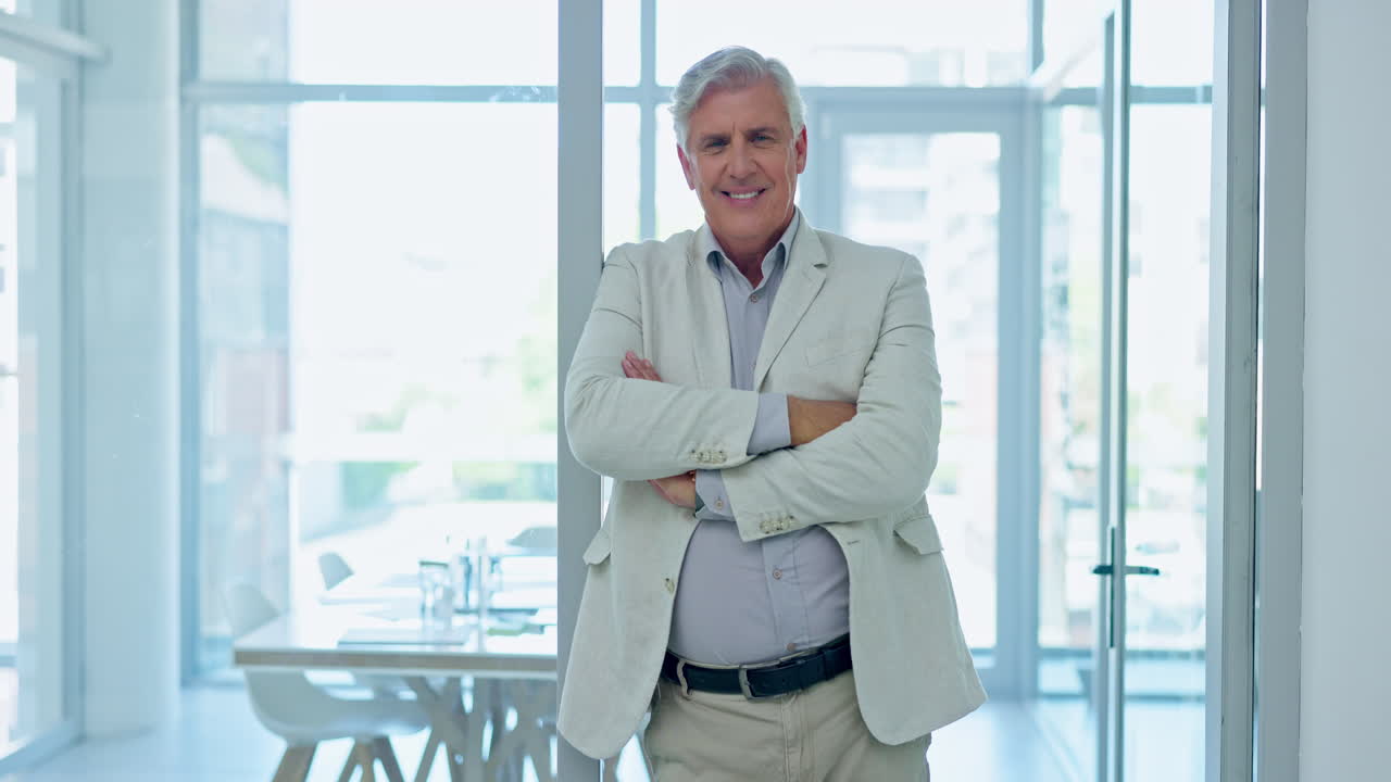 rostro orgulloso de un hombre de negocios en un edificio de oficinas