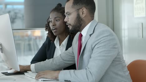 personas de negocios que usan computadoras de escritorio