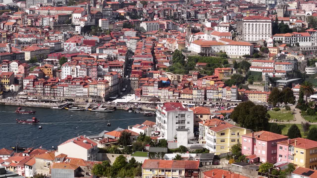 Porto, Portekiz’in Drone Çekimi, Şehir Manzarası, Ribeira, Douro Nehri ve Vila Nova de Gaia’daki Konut Binaları