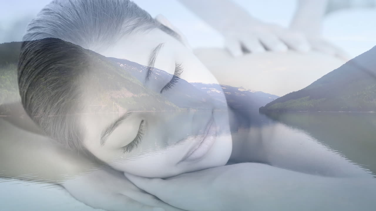 마사지를 받으며, 평온한 산과 호수 풍경에서 휴식을 취하는 여성