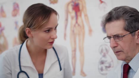 vista portátil de un médico trabajando con una tableta en el consultorio del médico