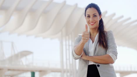 joven motivada dando un pulgar hacia arriba