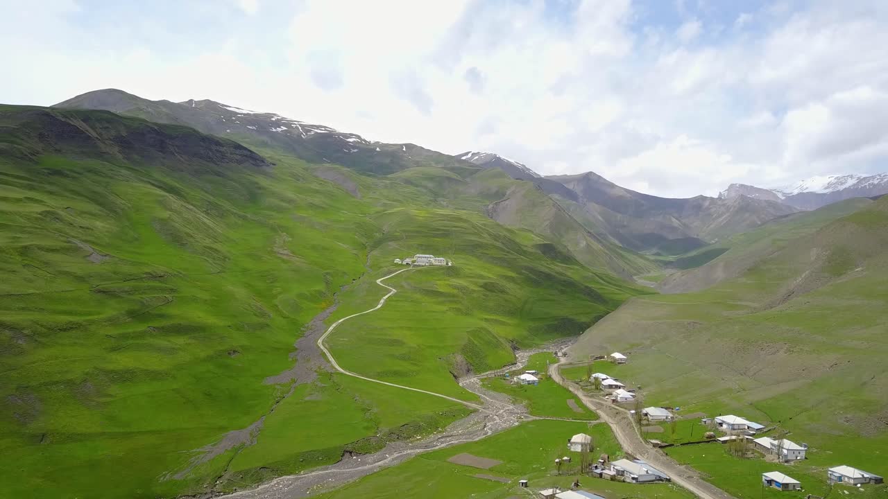 Campi verdi e nuvole in movimento con un cielo azzurro e colline nella stagione primaverile in Azerbaigian