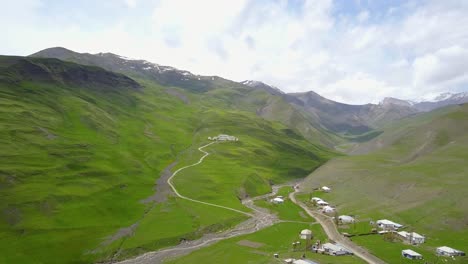 Grüne-Felder-Und-Sich-Bewegende-Wolken-Mit-Einem-Blauen-Himmel-Und-Hügeln-In-Der-Frühlingssaison-In-Aserbaidschan