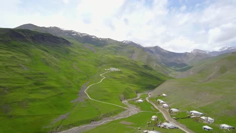 campos verdes y nubes en movimiento con un cielo azul y colinas en la temporada de primavera en azerbaiyán