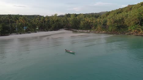 Vista-Aérea-Del-Barco-En-La-Playa