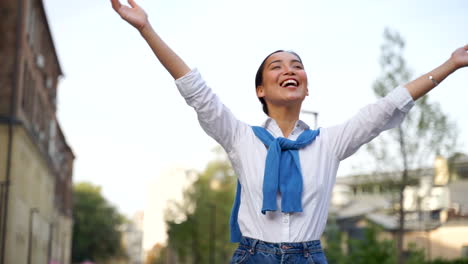 Mujer-Muy-Feliz-Con-Los-Brazos-Abiertos-Al-Aire-Libre