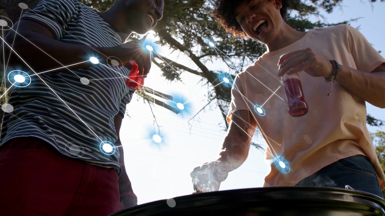 Twee mannen die grillen voor voedselmarketing, met lensflare en een tang die voedsel optilt, wat een blauwe knooppunt-overlay veroorzaakt.