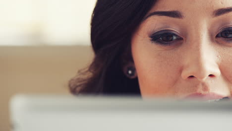 mujer asiática usando una tableta con pantalla táctil ipad