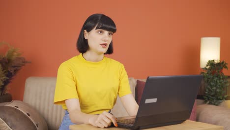 la mujer que mira la computadora portátil está desmotivada y aburrida.